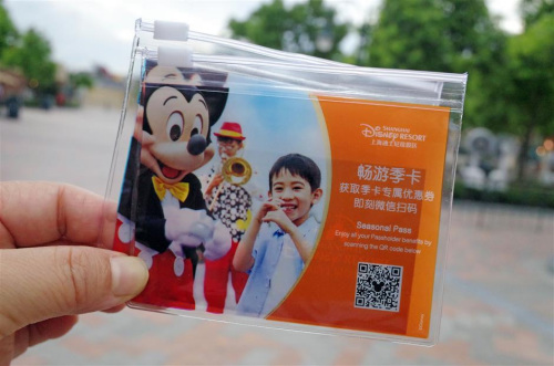 An autumn and winter seasonal pass to Shanghai Disneyland.