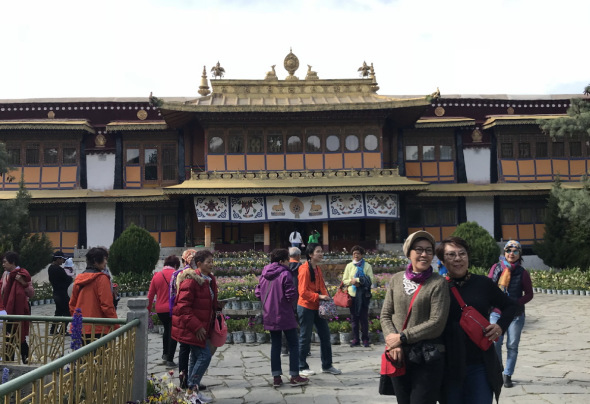People pose for photos at Norbulingka Palace, a well-known scenic spot, in Lhasa, Tibet autonomous region, on Wednesday. (DAQIONG/CHINA DAILY)