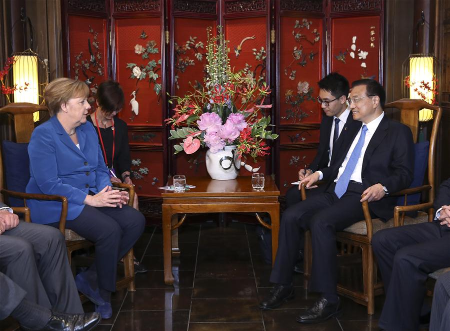Premier Li Keqiang meets visiting Merkel