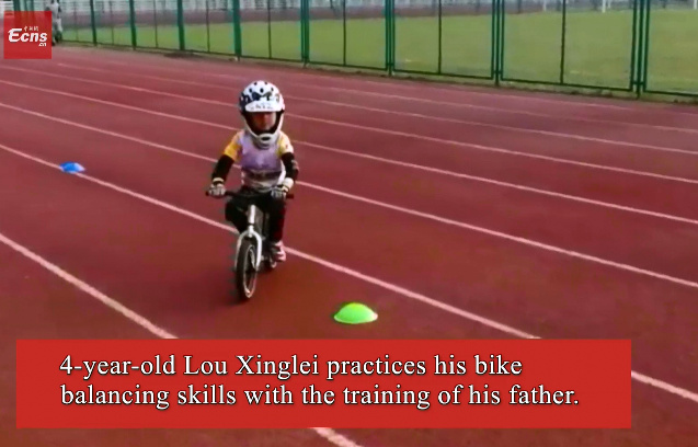 4-year-old kid has amazing bike skills