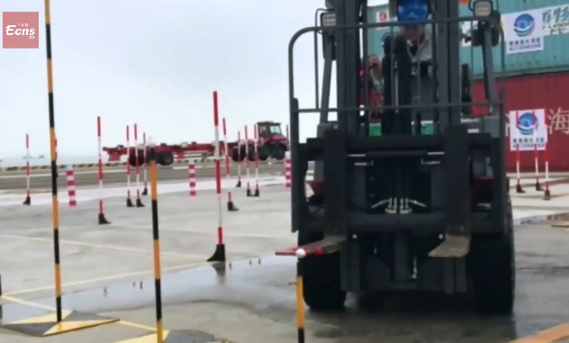 Amazing forklift skills!
