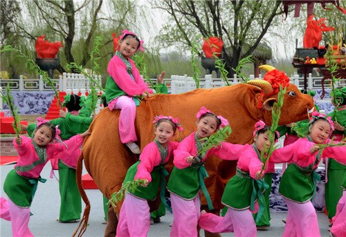 Children put on a performance at the opening ceremony of the Qingming Cultural Festival in Kaifeng city, Henan province on April 3. The festival this year features performances, Song Dynasty (960-1279) dresses and honoring ancestors. Qingming Festival, or Tomb Sweeping Day- which falls on April 4 this year - is a national festival stretching back more than 2,500 years for people to honor and remember their deceased loved ones at cemeteries and memorials. [Photo/Xinhua] 