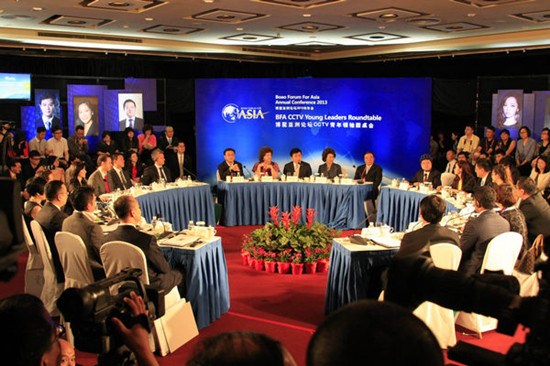 Participants hold discussion on the theme of Development for all: The mission of education, at the Boao Forum for Asia CCTV Young Leaders Roundtable in Sanya, Hainan province, on April 6, 2013. [Photo by Huang Yiming/ China Daily]