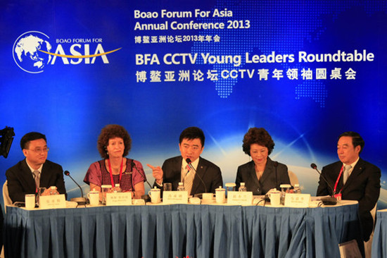 CCTV host Rui Chenggang, center, speaks at the Boao Forum for Asia CCTV Young Leaders Roundtable in Sanya, Hainan province, on April 6, 2013. [Photo by Huang Yiming/ China Daily]