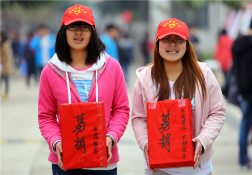 Volunteers from a university in Huaibei city, Anhui province collect donations for earthquake stricken areas on April 23. [Photo by Wan Shanchao /Asianewsphoto]