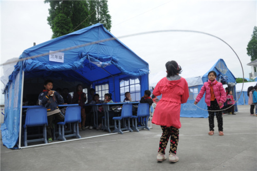 Children enjoy recess in quake-hit Tianquan county, Southwest China's Sichuan province, April 25, 2013. [Photo by Mo Xiao/Asianewsphoto]