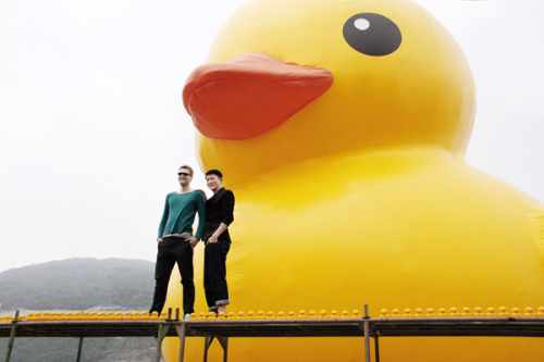 Hong Kong actor Andy Lau and Dutch artist Florentijn Hofmans (L) pose in front of Hofmans�� installation Rubber Duck in Hong Kong, April 29, 2013. [Photo/Icpress] 