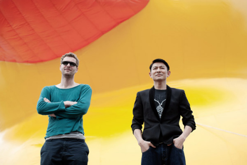Hong Kong actor Andy Lau and Dutch artist Florentijn Hofmans (L) pose in front of Hofmans�� installation Rubber Duck in Hong Kong, April 29, 2013. [Photo/Icpress] 