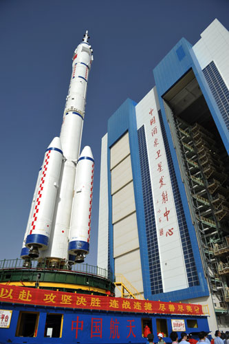 The Shenzhou X spacecraft and the modified model of Long March-2F carrier rocket are transported to the launch site on the morning of June 3, 2013, in Jiuquan, Gansu province. [Photo/Asianewsphoto]