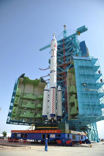 The Shenzhou X spacecraft, carried by a Long March-2F rocket, is transported to the launch site on Monday morning in Jiuquan, Northwest China's Gansu province. The spacecraft, which will be launched in mid-June from the Jiuquan Satellite Launch Center, will carry three astronauts and dock with Tiangong-1. [Photo/Asianewsphoto]