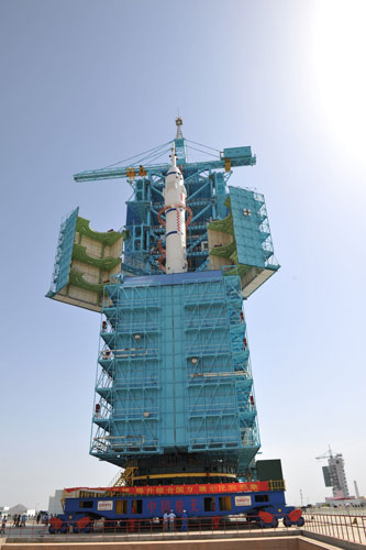 The Shenzhou X spacecraft carried by a Long March-2F carrier rocket is unveiled on Monday morning in Jiuquan, Northwest China's Gansu province. [Photo/Asianewsphoto]