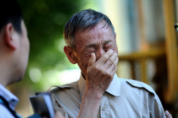 A man who lost his son in a Sunday Taliban terrorist attack in northern Pakistan weeps at home in Urumqi, Northwest China's Xinjiang autonomous region, June 25, 2013. [Photo by Zhang Wande/Asianewsphoto]