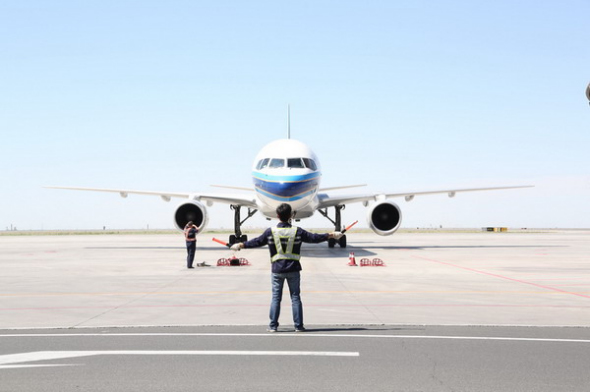 The China Southern flight, CZ6008, carrying Zhang Jingchuan, arrives in Urumqi, Northwest China's Xinjiang autonomous region at 4:10 pm on Tuesday. [Photo by Feng Mingyuan/Asianewsphoto]