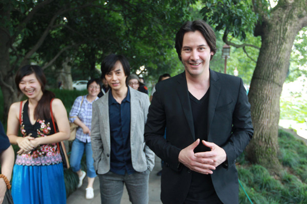 Keanu Reeves (R1) visits West Lake of Hangzhou, Zhejiang province on June 24, 2013. Reeves is in China to promote his director debut, Man of Tai Chi, scheduled to screen on July 5. [Photo/Xinhua]