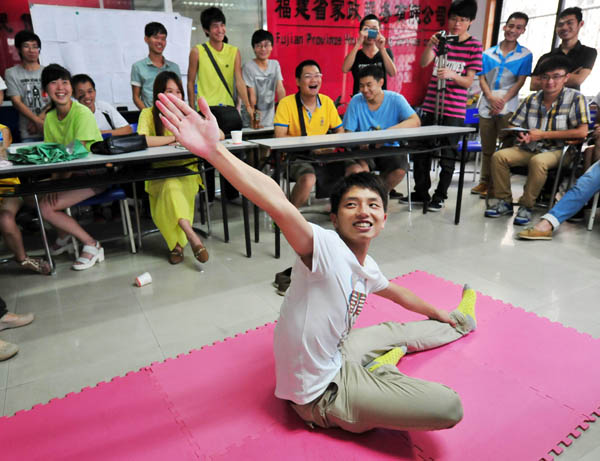 A college student is trained on how to help new mothers with after-birth workouts in Fuzhou, Fujian province, on July 16, 2013. [Photo by Zhang Bin/Asianewsphoto]