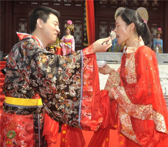 A couple gets married in a Tang Dynasty (AD 618-907)-style wedding in Xi'an, Shaanxi province, on Aug 13, 2013. [Photo by Yuan Jingzhi/Asianewsphoto]