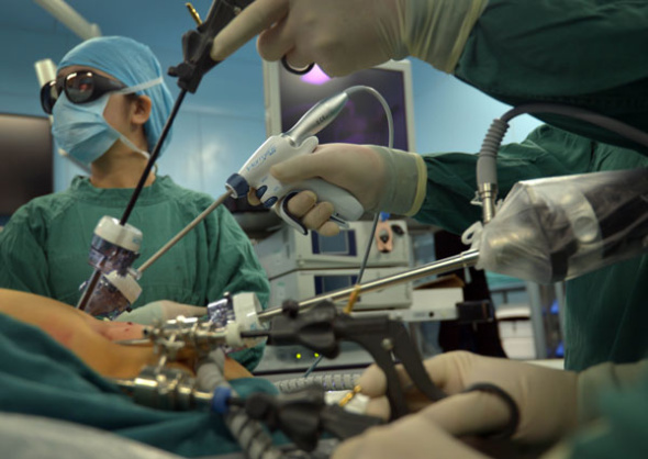 Doctors perform gastric cancer surgery at Tongji Hospital in Wuhan, Aug 22, 2013. [Photo/Asianewsphoto]
