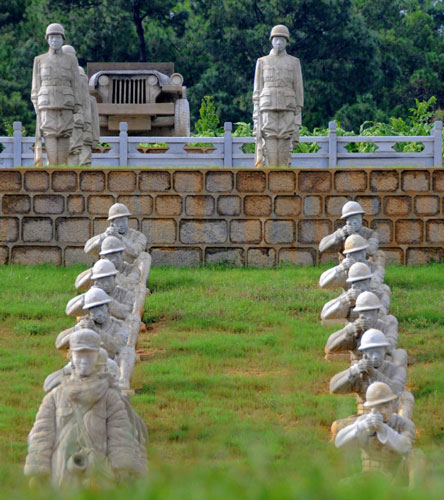 Some 402 sculptures of soldiers from the Chinese Expeditionary Force, which helped defeat Japanese forces during the War of Resistance against Japanese Aggression, have been erected on top of Songshan Mountain, Longling county, Yunnan province, Sept 3, 2013. [Photo/Xinhua]