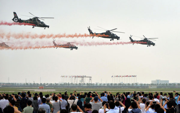 Visitors watch an air show during the Second China Helicopter Exposition in the northern city of Tianjin, Sept 5, 2013. The exposition kicked off on Thursday. [Photo/Xinhua]