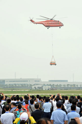 A helicopter performs during the Second China Helicopter Exposition in the northern city of Tianjin, Sept 5, 2013. [Photo/Xinhua]