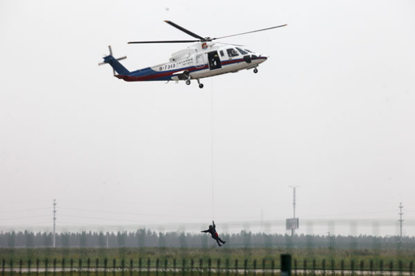 A helicopter performs during the Second China Helicopter Exposition in the northern city of Tianjin, Sept 5, 2013. [Photo/Asianewsphoto]
