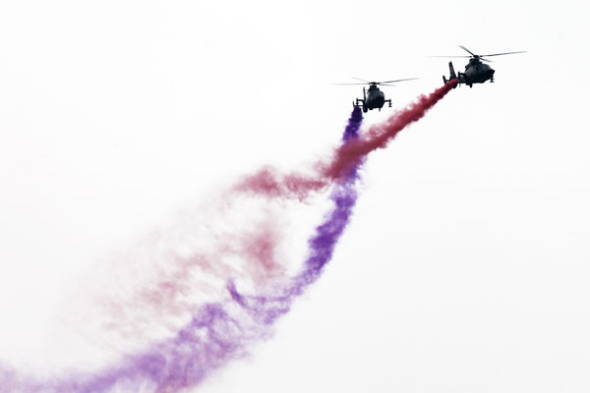 Two helicopters stage a show during the Second China Helicopter Exposition in the northern city of Tianjin, Sept 5, 2013. [Photo/Asianewsphoto]