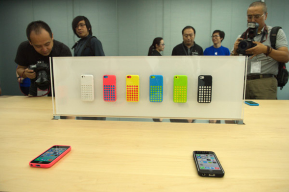 New iPhone 5Cs are displayed at a media event in an Apple Inc office in Beijing, on Sept 11, 2013. Apple launched its new low-end iPhone 5C on Sept 10, but was met with widespread complaints in China about its still-too-high price. Its starting price is 4,488 yuan ($728), only 800 yuan lower than the iPhone 5S. [Photo by Wei Xiaochen/Asianewsphoto]