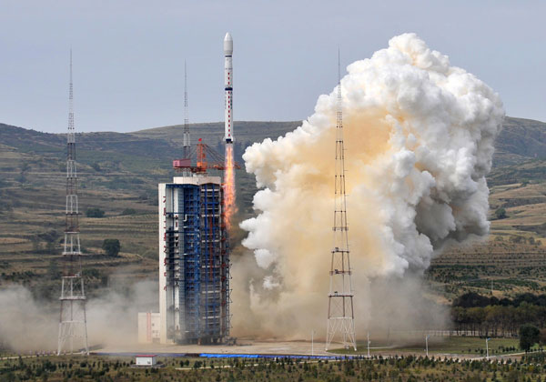 China launched a new meteorological satellite from the Taiyuan Satellite Launch Center in North China's Shanxi province, at 11:07 am, Sept 23, 2013. The Long March-4C carrier rocket carried the satellite, the third of China's Fengyun-3 (FY-3) series, into space. The new satellite is to form a network with the first and second FY-3 satellites to improve China's meteorological observation and medium-range weather forecasts. [Photo/Xinhua]