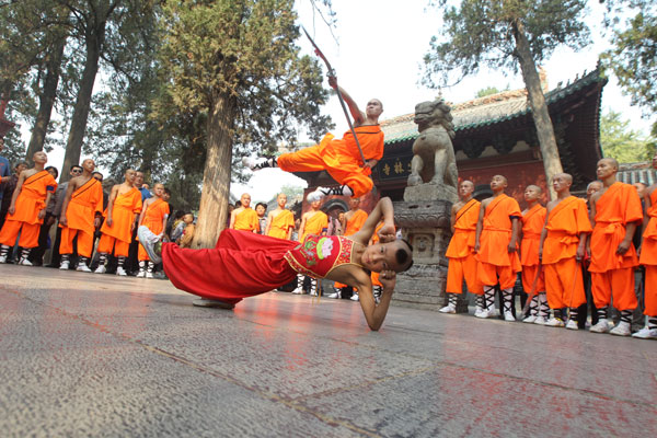 Students from Tagou Wushu School perform Shaolin kung fu at Shaolin Temple in Dengfeng, Central China's Henan province, Oct 13, 2013. [Photo by Niu Shupei/Asianewsphoto]
