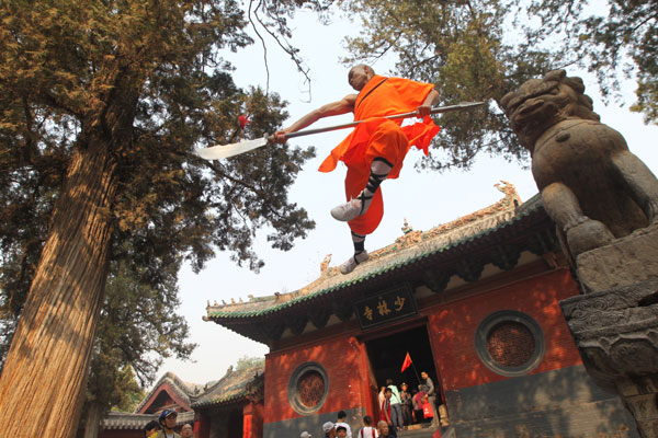 Students from Tagou Wushu School perform Shaolin kung fu at Shaolin Temple in Dengfeng, Central China's Henan province, Oct 13, 2013. [Photo by Niu Shupei/Asianewsphoto]
