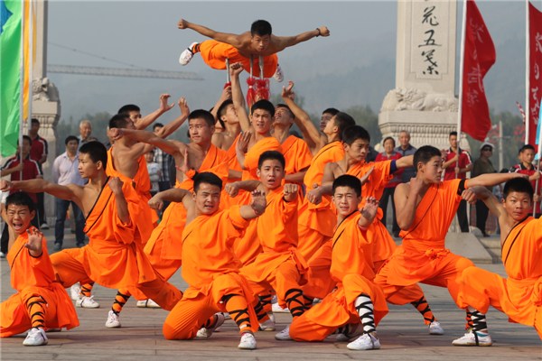 Students from Tagou Wushu School perform Shaolin kung fu at Shaolin Temple in Dengfeng, Central China's Henan province, Oct 13, 2013. [Photo by Niu Shupei/Asianewsphoto]