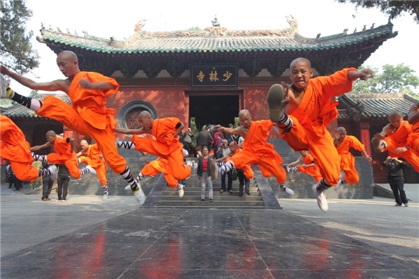 Students from Tagou Wushu School perform Shaolin kung fu at Shaolin Temple in Dengfeng, Central China's Henan province, Oct 13, 2013. [Photo by Niu Shupei/Asianewsphoto]