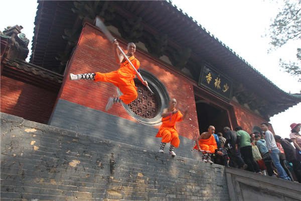 Students from Tagou Wushu School perform Shaolin kung fu at Shaolin Temple in Dengfeng, Central China's Henan province, Oct 13, 2013. [Photo by Niu Shupei/Asianewsphoto]