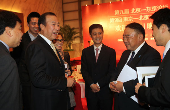 Zhu Ling (left third), China Daily's publisher and editor-in-chief, meets Japanese Ambassador to China Masato Kitera during the welcome reception before the 9th Beijing-Tokyo Forum in Beijing, Oct 25, 2013. [Photo/chinadaily.com.cn]
