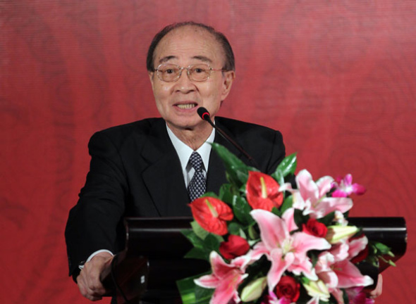 Yasushi Akashi, former UN undersecretary-general makes a speech during the welcome reception before the 9th Beijing-Tokyo Forum in Beijing, Oct 25, 2013. [Photo by Zou Hong / chinadaily.com.cn]