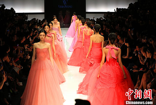 Famed bridal designer Vera Wang showcases her latest bridal and ready-to-wear collections at the Shanghai Fashion Week marking the closing of the event on Oct. 25, 2013. [Photo: China News Service / Pan Suofei]