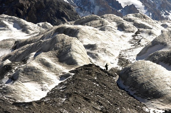 The Touming Mengke glacier, also called Laohu Valley No 12 glacier, the largest valley glacier in the Qilian Mountain Range, is located in Subei Mongolian autonomous county, Gansu province in Northwest China, Oct 27, 2013. [Photo/Xinhua]