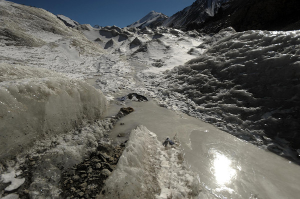 A scientific expedition crew member explores the glaciers in Subei Mongolian autonomous county, Gansu province, Oct 27, 2013. [Photo/Xinhua]