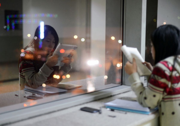 A student burns the midnight oil to study in Taiyuan, Shanxi province, Oct 29, 2013. [Photo by Liu Jiang/Asianewsphoto]