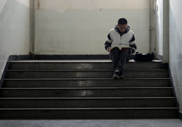 A college student finds a quiet spot to study in Taiyuan, Shanxi province, Oct 29, 2013. [Photo by Liu Jiang/Asianewsphoto]