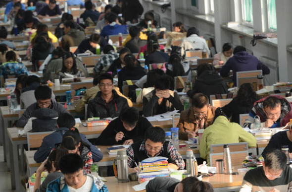 With about two months to go, students revise for the annual graduate school admissions exam in Taiyuan, Shanxi province, Oct 29, 2013. [Photo by Liu Jiang/Asianewsphoto]