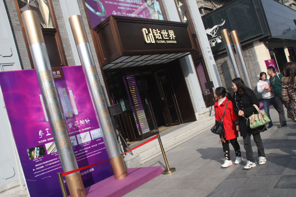 Four 5-meter sticks were placed in front of a store to mark the upcoming Singles Day, which is Nov 11, in Jinan, East China's Shandong province, Nov 6. The sticks were made into Ruyi Jingu Bang, the poetic name of a magical weapon, an iron rod, wielded by the Monkey King in the classic Chinese novel Journey to the West. Many businesses launched marketing campaigns for the special day to attract customers. [Photo by Zheng Tao/Asianewsphoto]