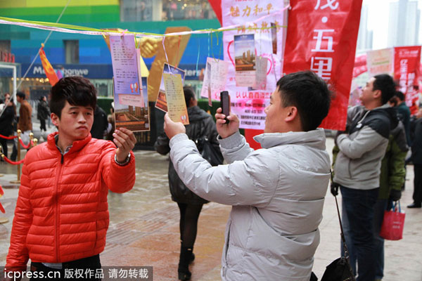 Single people view information about participants at a large matchmaking event held in Shenyang, Northeast China's Liaoning province, Nov 9. [Photo/icpress.cn]