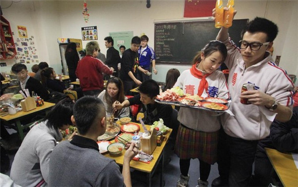 File photo taken on January of 2012 shows waiters serving customers in a restaurant themed on the 1980s in Tianjin municipality, China. Since 1978, when the reform and opening-up policy was put forward at the Third Plenary Session of the 11th Central Committee of the Communist Party of China (CPC), Chinese people's concept of fashion has been changing day by day, as new messages and ways of life update their thinking. [Photo/Xinhua]