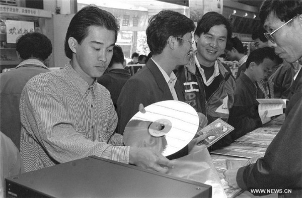 File photo taken in January of 1996 shows people buying CDs in a bookstore in South China's Hainan province. Since 1978, when the reform and opening-up policy was put forward at the Third Plenary Session of the 11th Central Committee of the Communist Party of China (CPC), Chinese people's concept of fashion has been changing day by day, as new messages and ways of life update their thinking. [Photo/Xinhua]