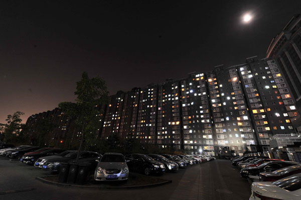 Parked vehicles at a community in Beijing, Nov 12, 2013. [Photo/Xinhua]