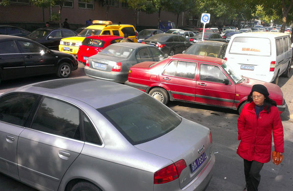 Cars occupy bike lanes and sidewalks in Beijing, Nov 15, 2013. [Photo/Xinhua]