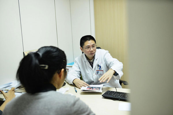 A reproduction clinic at a hospital in Hangzhou, East China's Zhejiang province, Nov 27, 2013. A women's hospital in Hangzhou opened a clinic offering consultation about second pregnancies after China loosened its family planning policy to allow couples to have two children if either of them is an only child. [Photo/Xinhua]
