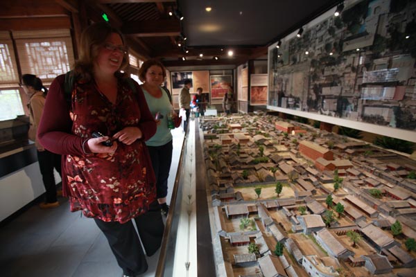 Foreign visitors tour around the Shijia Hutong Museum [Photo provided to China Daily]  