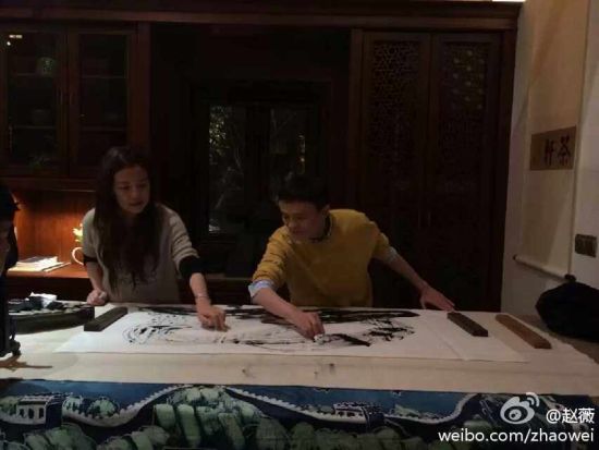 Chinese actress-turned-director Vicki Zhao posts on Sina Weibo (China's twitter) a collection of pictures on Jan. 8 showing she worked on traditional Chinese-style brushstroke painting with Alibaba's billionaire founder Jack Ma. [Photo: Sina Weibo]